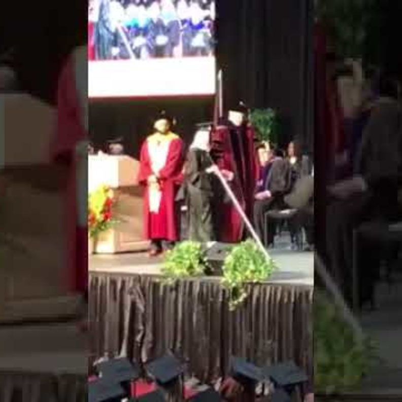 تصفيق حار لمبتعثة سعودية كفيفة بحفل تخرجها من جامعة بأمريكا