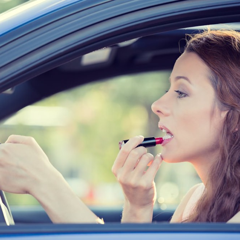 وضع مساحيق التجميل خلال فترة الانتظار في الإشارة