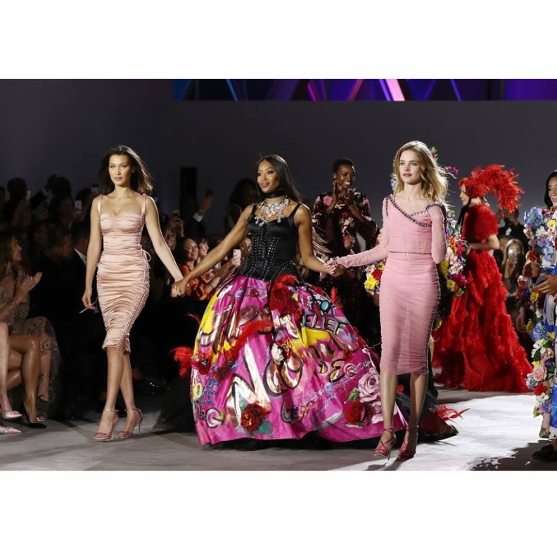 نعومي كامبل وبيلا حديد تشعلان منصة عرض أزياء Fashion For Relief Gala في كان