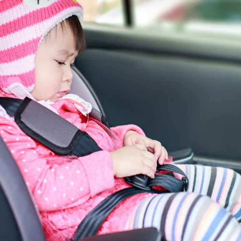 تأكدي دائما من أن طفلك يجلس في مقعد خاص بالأطفال في داخل السيارة