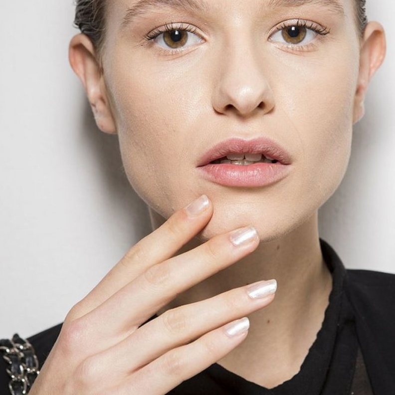 اختاري رسمة ناعمة وميزي بها أظافرك