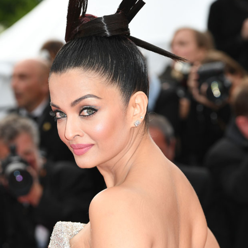 رسمات المكياج البراق مع الآيلاينر البنفسجي من اختيار الجميلة Aishwarya Rai
