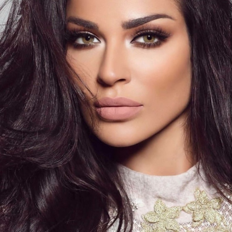 مكياج عرايس فخم وزهري من اختيار نانسي عجرم