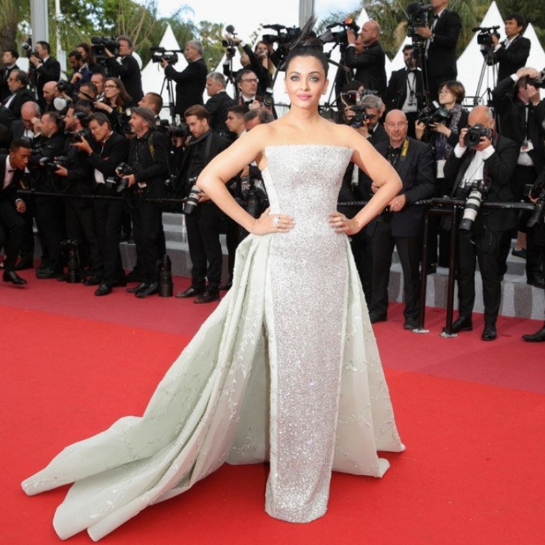 فستان أصفر ضخم مع طبقات الأقمشة البارزة بأسلوب الجميلة Araya A. Hargate من دار Giambattista Valli