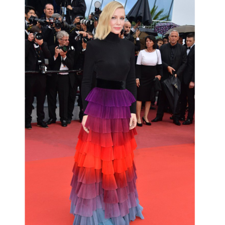 سحرتNatasha Poly الحضور بموضة الفستان البنفسجي الجريء من دار Atelier Versace