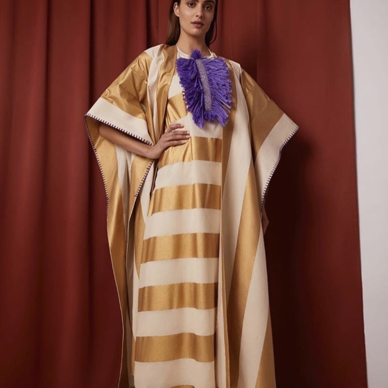 جلابية انيقة بتفاصيل مطرزة