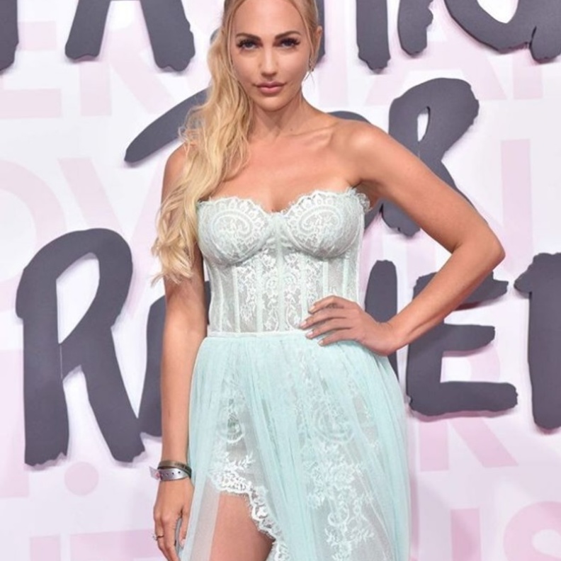  لحفل Fashion For Relief اختارت فستاناً من تصميم التركي Barış Avcı