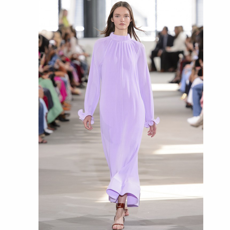  جمال الفستان المحتشم مع تفاصيل مطبّعة بين الوان البني والأزرق منGiambattista Valli