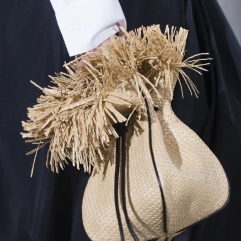 ما رأيك بهذه الحقيبة من مايكل كورس، هل تتجرّئين؟