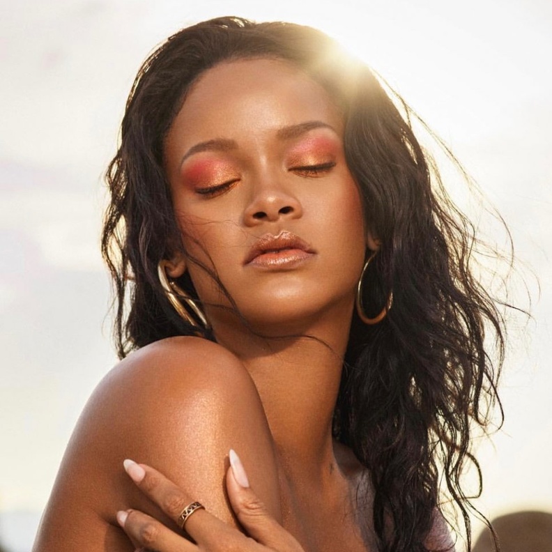 مكياج ريهانا الجذاب يناسب الصيف
