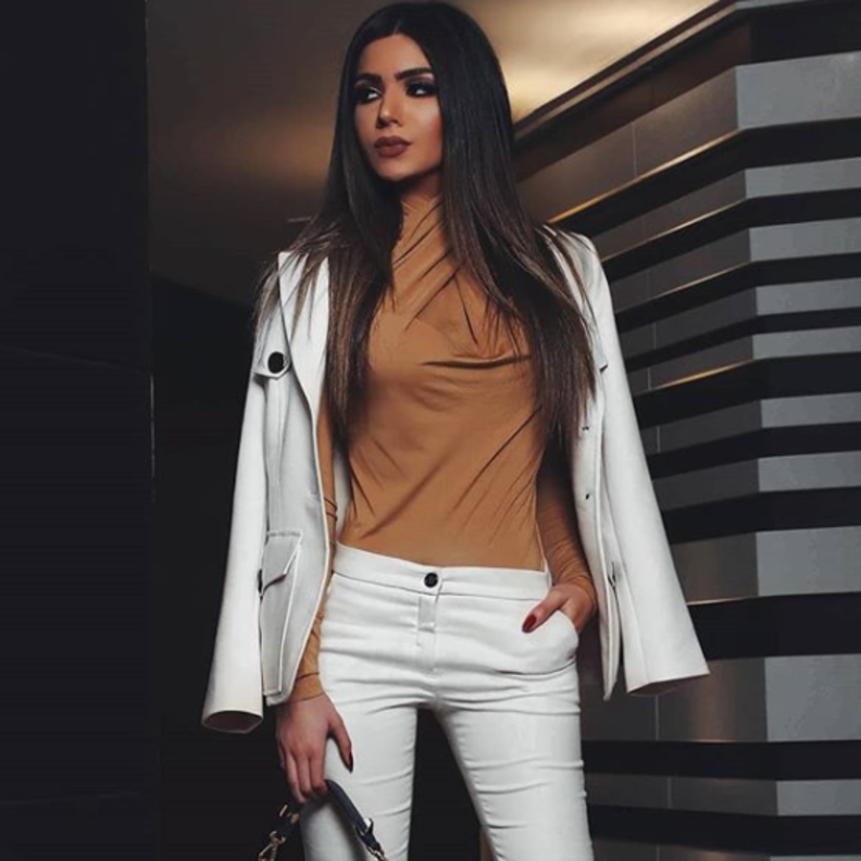 من امبورية ارماني البلايزر الابيض الراقي لإطلالاتك الكاجوال