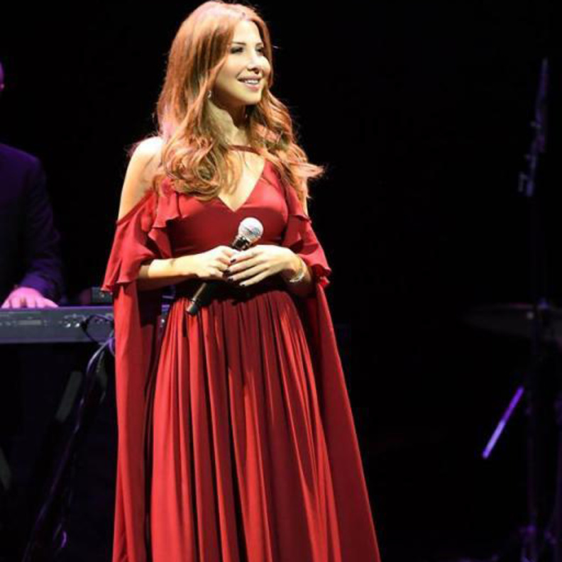 نانسي بفستان اخضر قصير من تصميم ايلي صعب