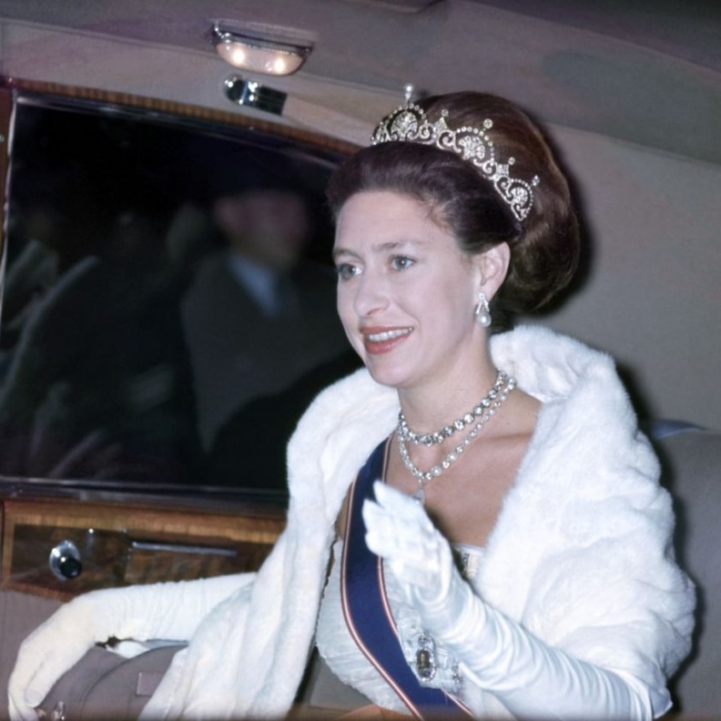  تاج Cambridge Lover's Knot Tiara بمرور الأجيال