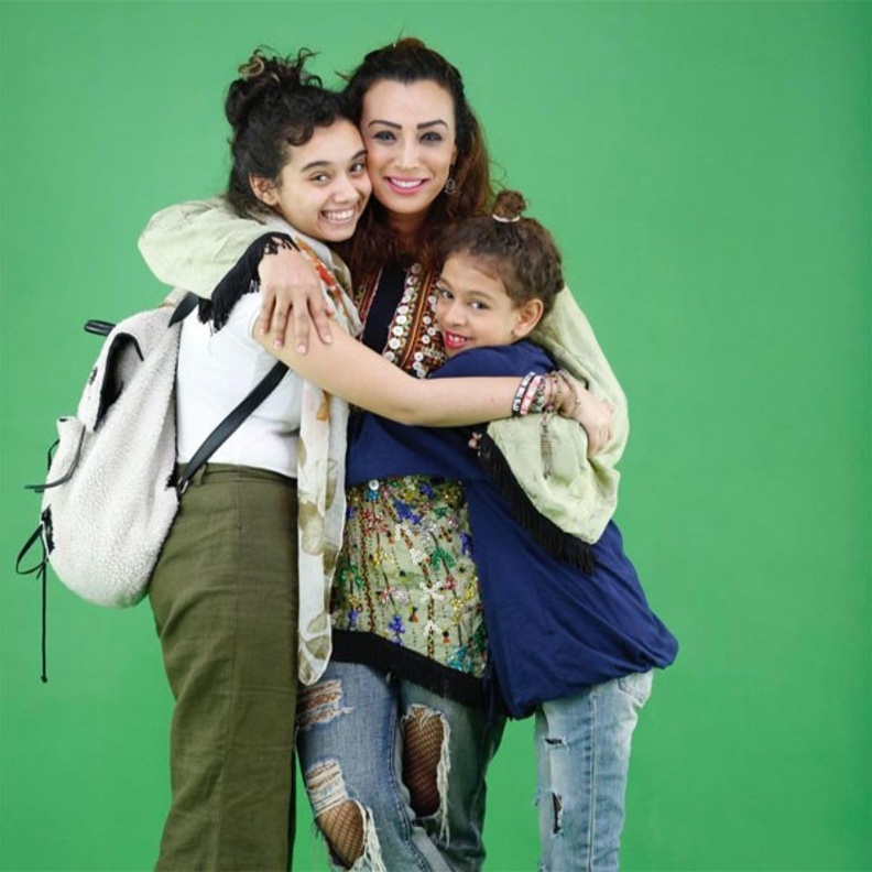 صفاء جلال مع ابنتيها سلمى وكرمة