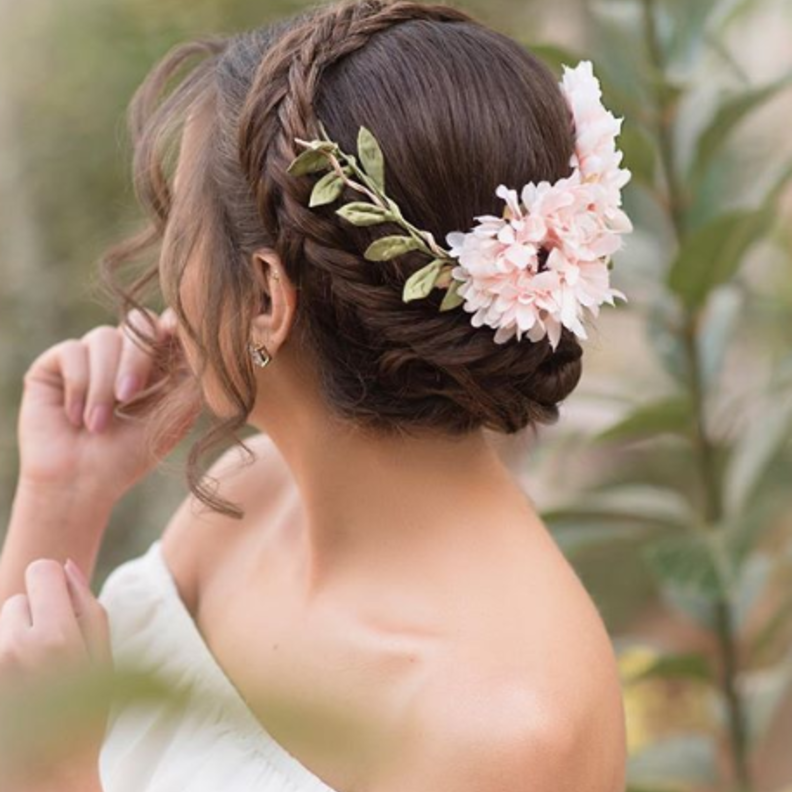 تسريحة شعر باستخدام الورود الطبيعية