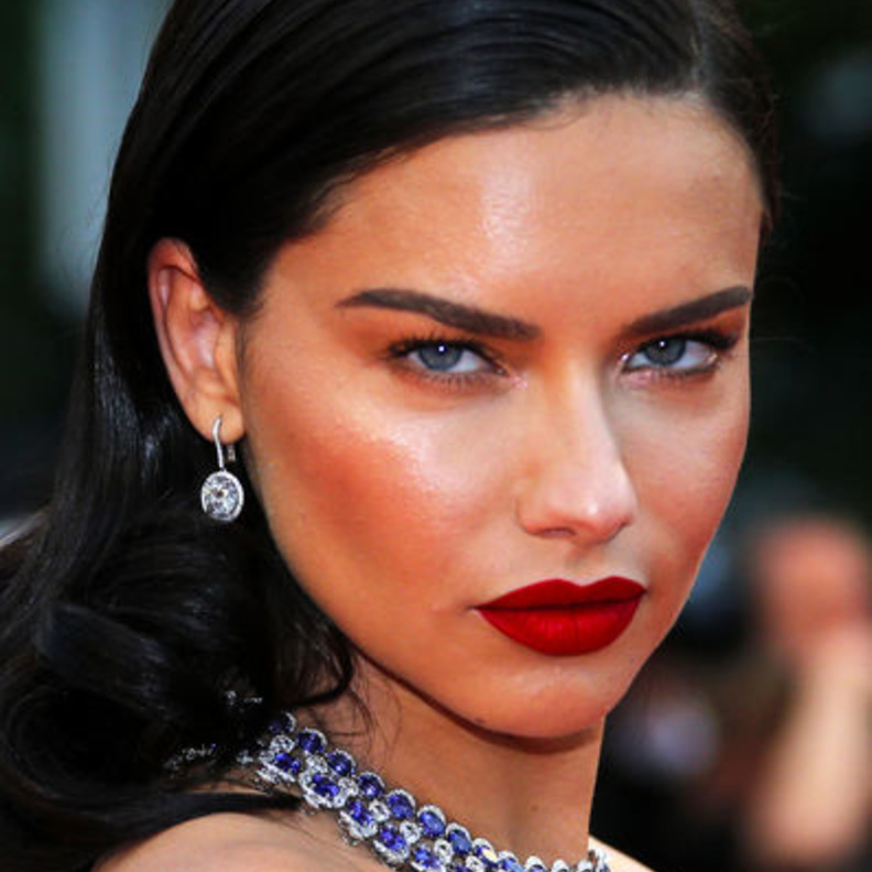 جمال Izabel Goulart مع المكياج الطبيعي وتسريحات الشعر الويفي