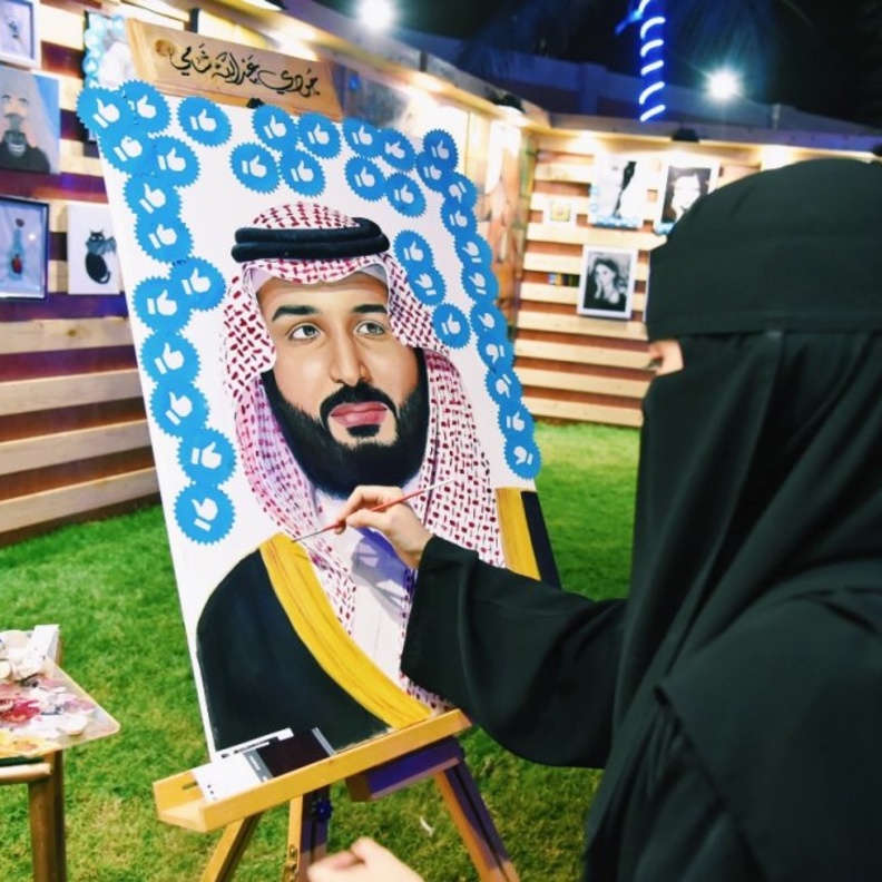 جودي اثناء رسم لوحة ولي العهد