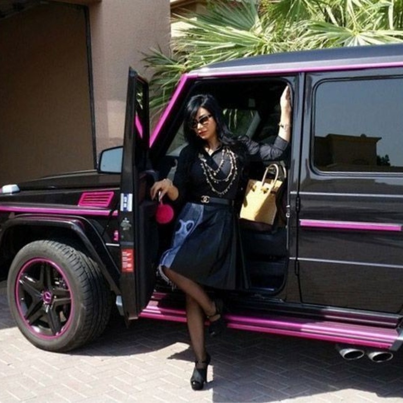 شمس الأغنية والمطربة اللبنانية نجوم كرم مع سيارتها رانج روفر