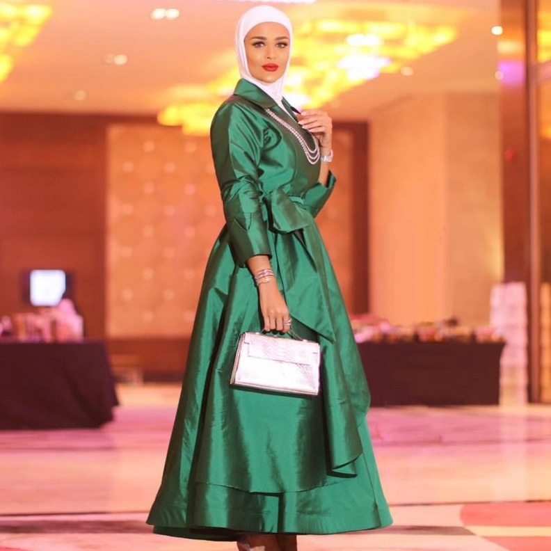 فساتين محجبات محددة باللون الأخضر مع أقمشة الساتان اللماعة في إطلالة مدونة الموضة مرمر