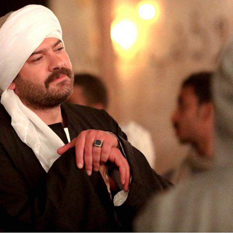 تعرف على سبب هروب عمرو يوسف للسجن في الحلقة الأولى من "طايع"