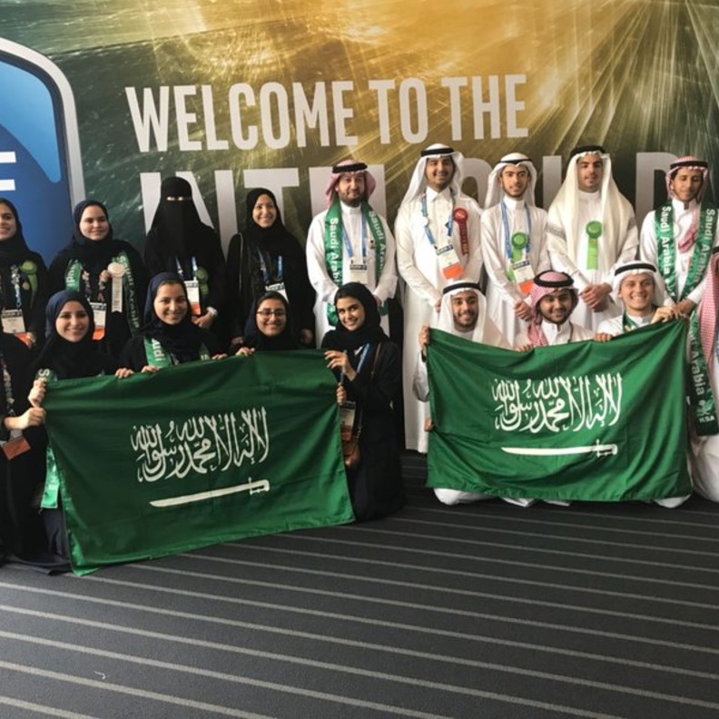  الطالبات السعوديات المشاركات في المسابقة