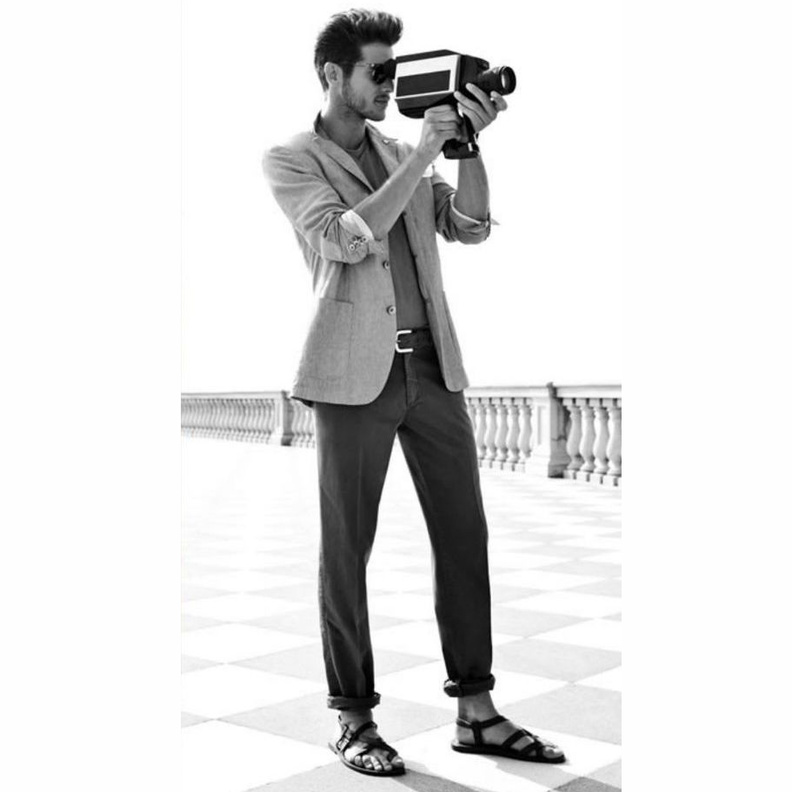 ستايل راقي وأنيق بلمسات كاجوال بالتيشرت والصندل