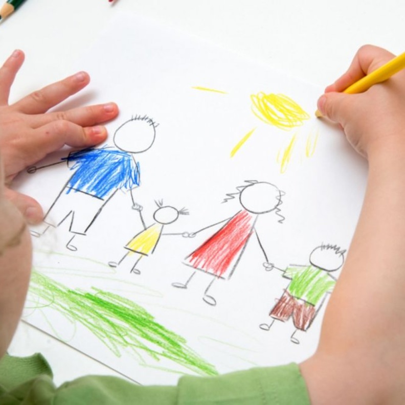 رسومات الطفل تكشف ما بداخله لذا اهتمي بها وتعرفي على شخصيته من خلالها