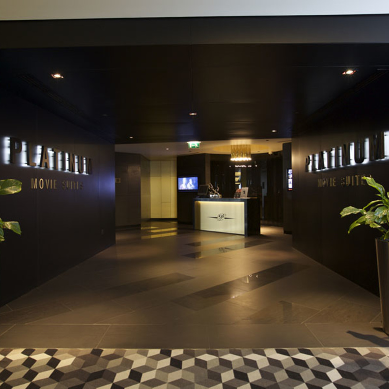 المقاعد من داخل الصالة