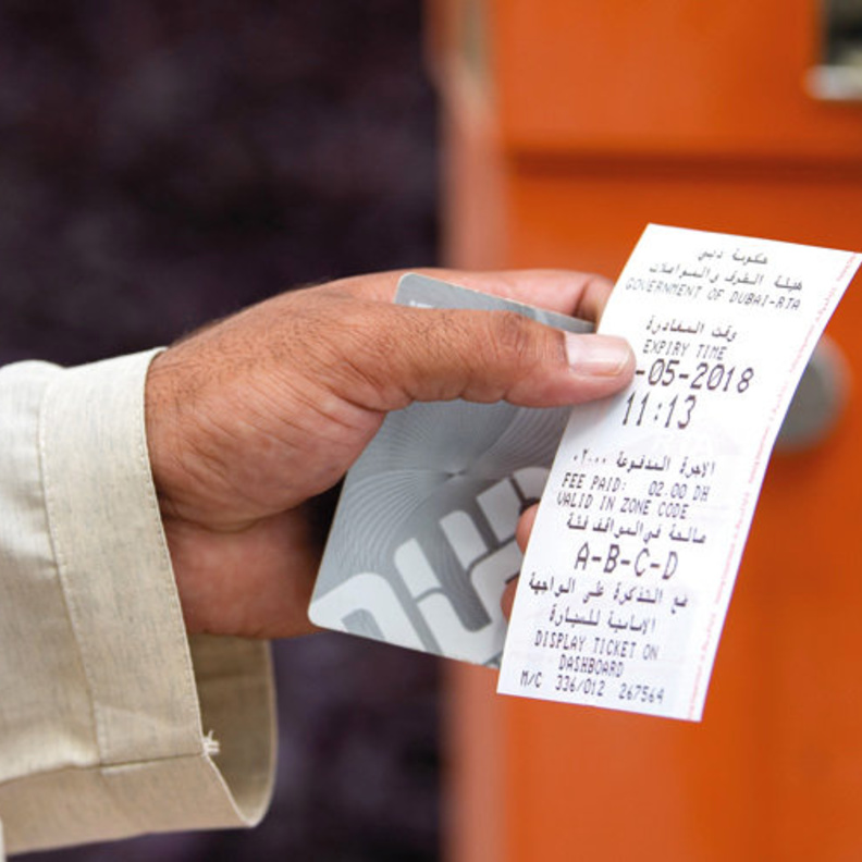 تذكرة مواقف بـ 4 دراهم تكلِّف رجلاً حريته في الامارات