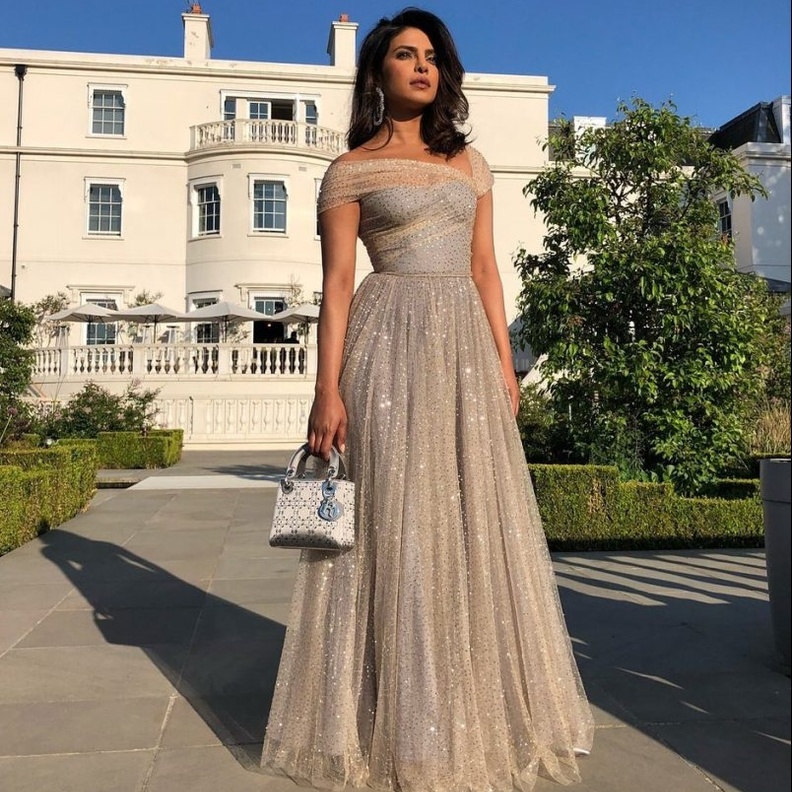 سيلينا ويليامز بفستان مطبع بالورود من دار فالنتينو ‏Valentino