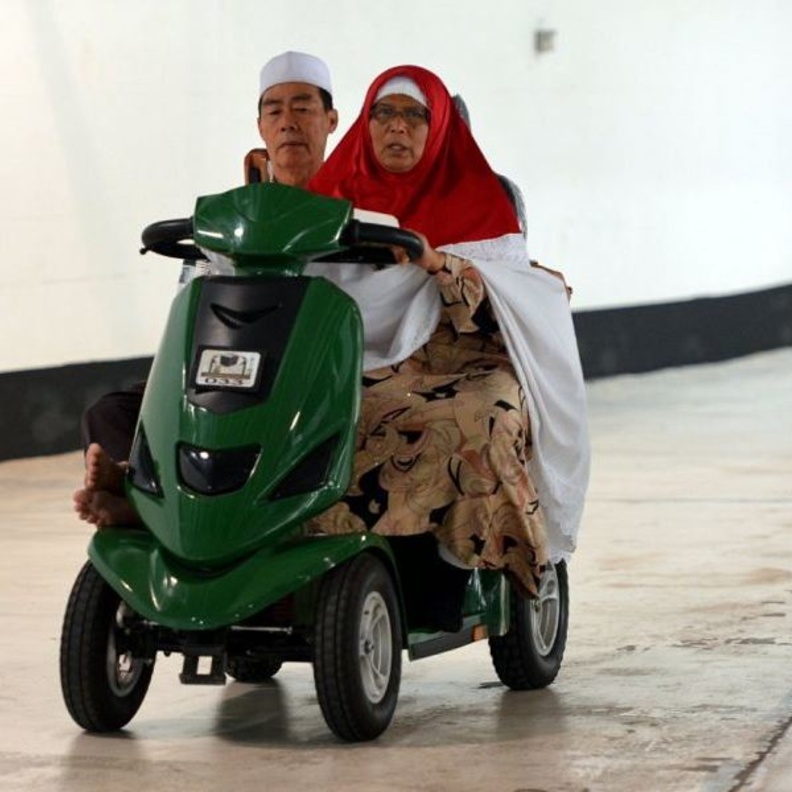 من العربات المجانية لمحتاجيها من الزوار و المعتمرين