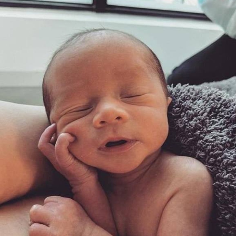 الصورة الأكثر تداولا لمولود جون ليجند وزوجته كريسي تايجن