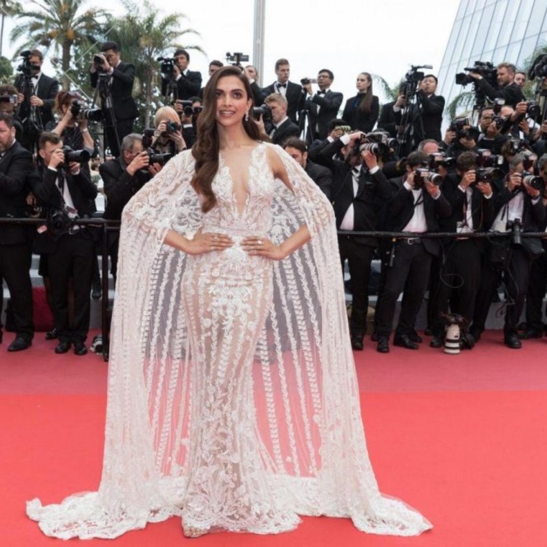 Deepika Padukone في فستان ابيض من زهير مراد