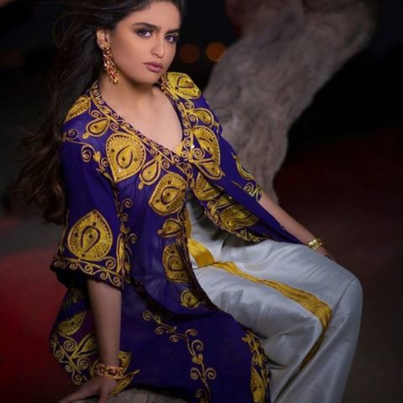 حلا الترك تكشف عن جنسيتها