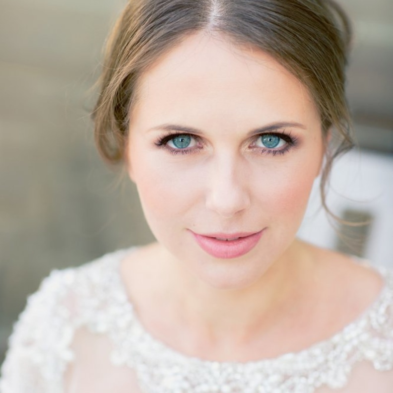 مكياج طبيعي للعروس مع الظلال الزهرية