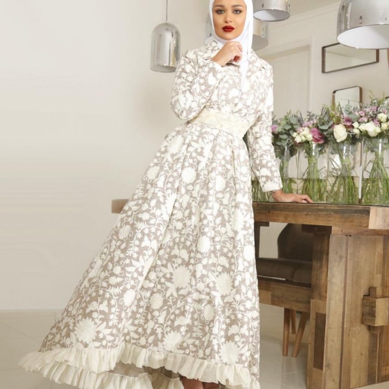 ارقى ملابس محجبات مع العباية الزهرية المنسدلة بأقمشة الحرير من لينا أسعد