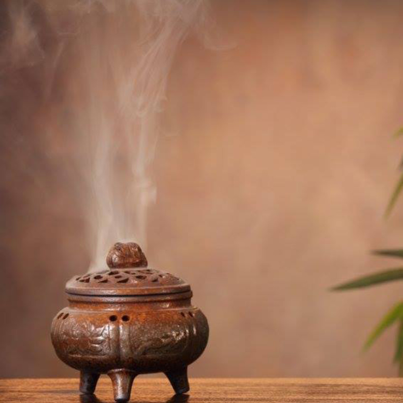 شم البخور والعود في نهار رمضان .. هل يُفطر الصائم؟