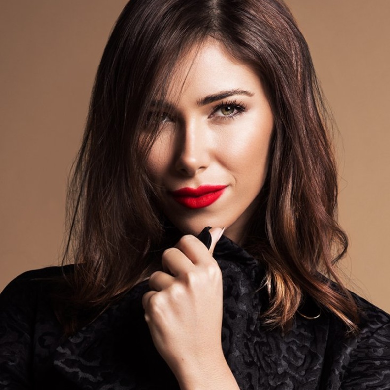 مكياج ساحر وأحمر شفاه عنابي للجميلة دانييلا رحمة