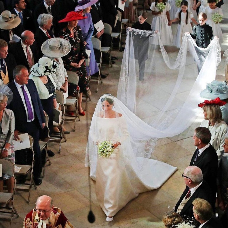 طرحة ملائمة لتصميم الفستان البسيط