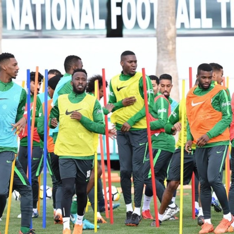 منتخب السعودية يقص شريط كأس العالم