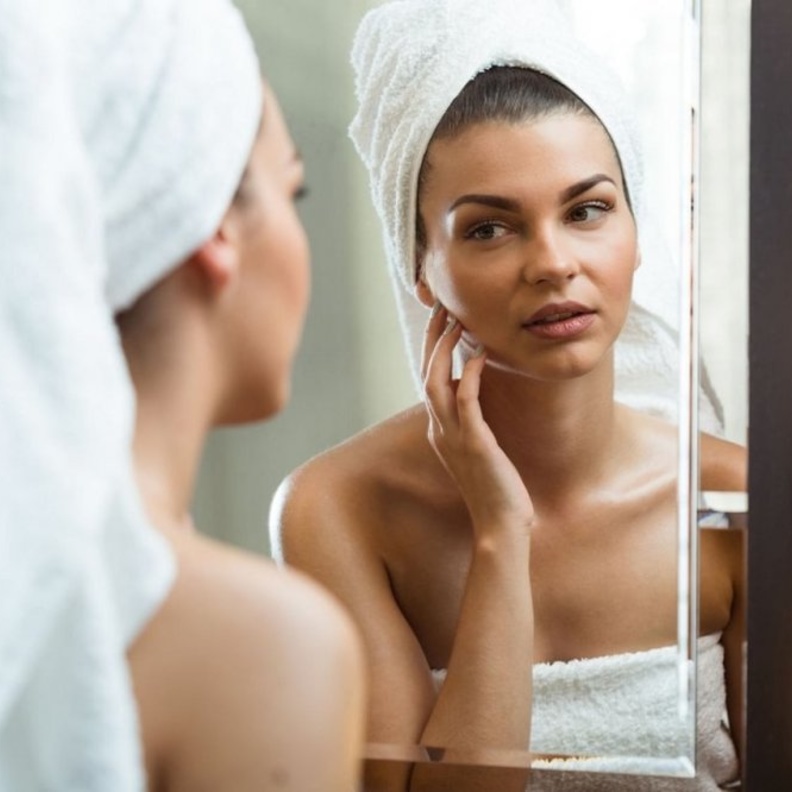  لا تهملي خطوة مسح البشرة بالتونر