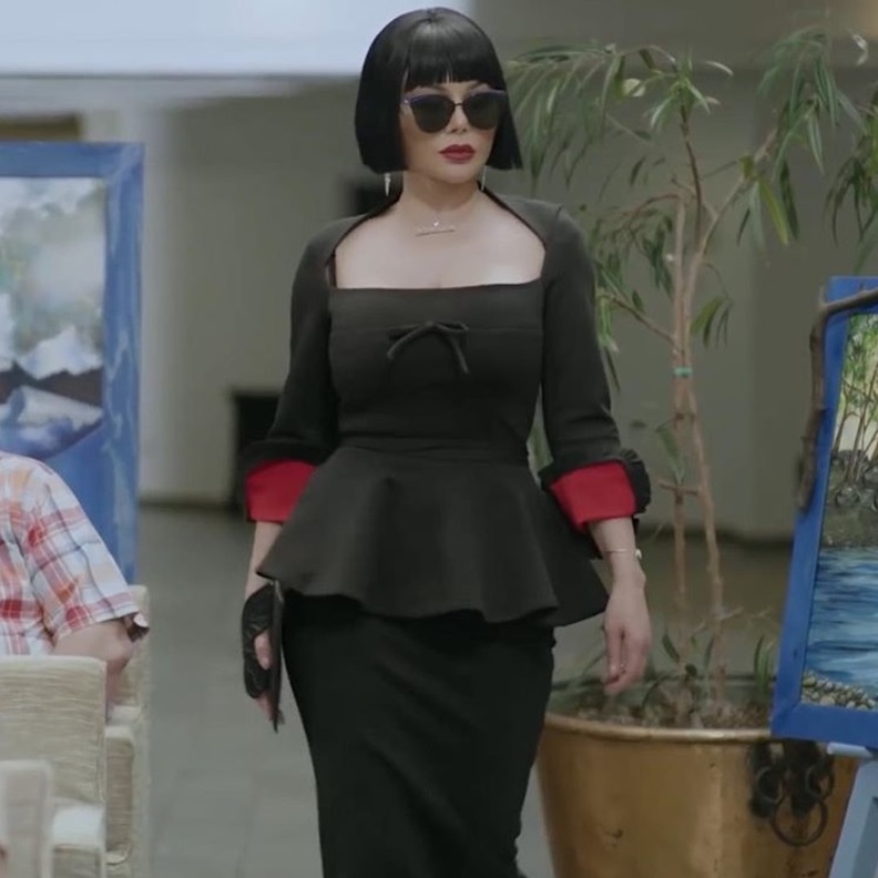 هيفا بلوك عصري يتألف من سروال اخضر الضيق من Isabel Marant وقميص ابيض من Philipp Lim وحزام حدد الخصر من بالمان