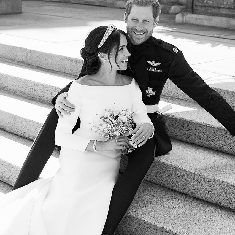 ميغان ماركل تتألّق بفستان راقٍ من دار Givenchy من توقيع كلار ويت كيلر 