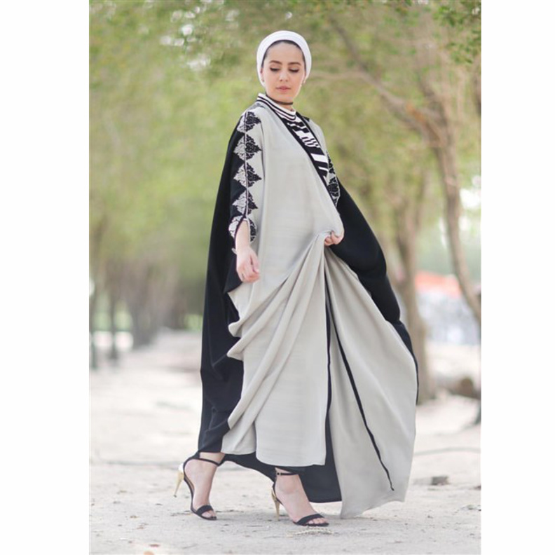 تنسيق الحذاء الرياضي مع العباية الباستيل بأسلوب دلال الدوب