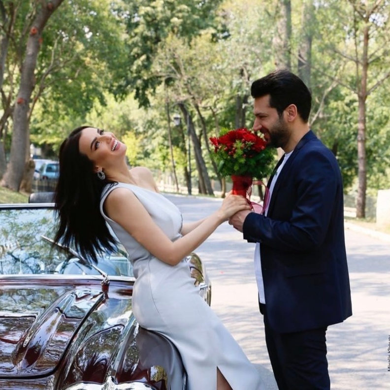 فستان راقي وناعم للرحلات الصيفية على طريقة ايمان الباني