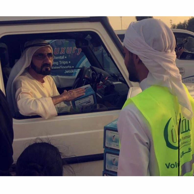 محمد بن راشد يلتقي أحد متطوعي حملة "رمضانك أمان" في أحد التقاطعات المرورية في دبي