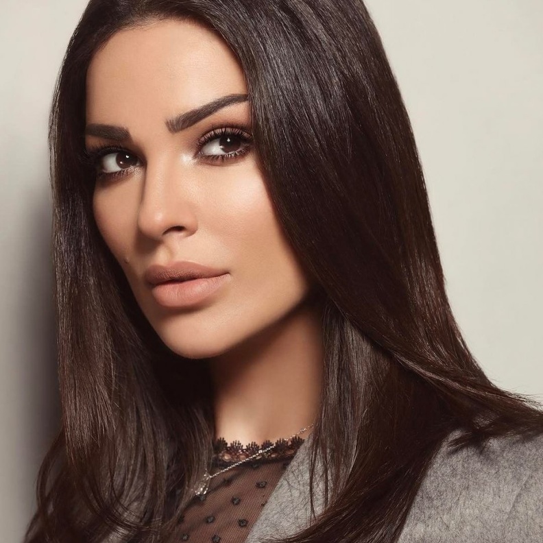 مكياج طبيعي وتسريحات شعر جانبية بأسلوب دانييلا رحمة