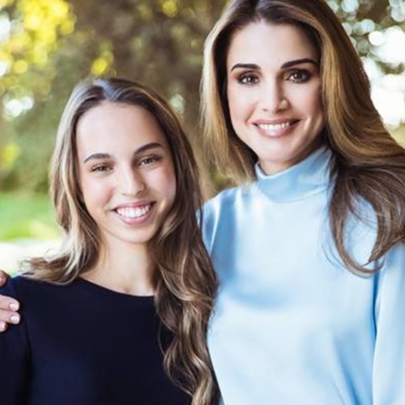 لقطات طريفة بين الأمير الحسين وشقيقته