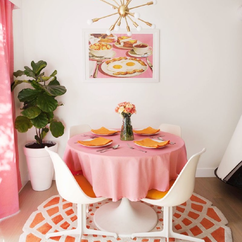 اكسسوارات باللون الأحمر لديكورات غرف الطعام