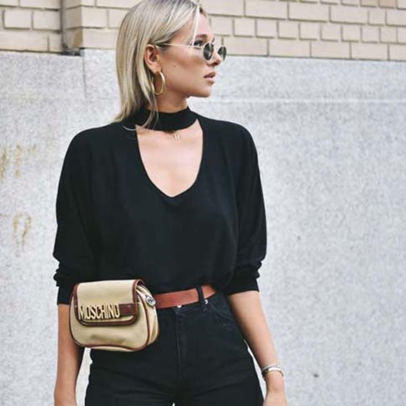 اطلالة جذابة وعصرية بأسلوب تنسيق البدلة بنقشة الخطوط مع حقيبة الخصر الشبابية